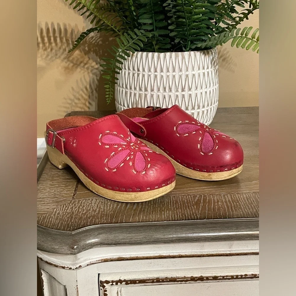 Hanna Andersson little girl clogs leather upper size 2